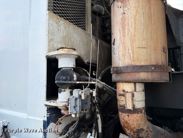 image for item ED5049 2005 Peterbilt 320 refuse truck