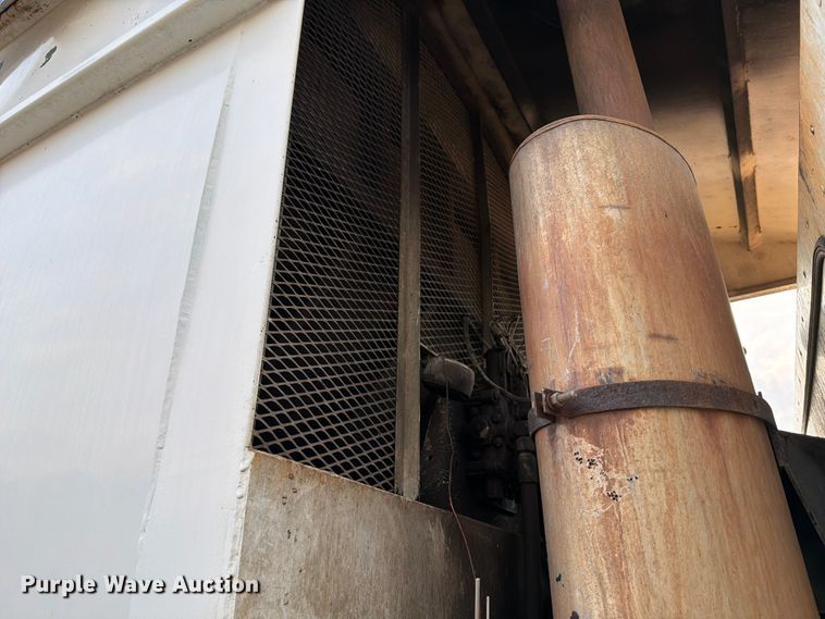 image for item ED5049 2005 Peterbilt 320 refuse truck