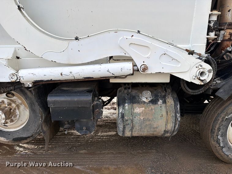 image for item ED5049 2005 Peterbilt 320 refuse truck