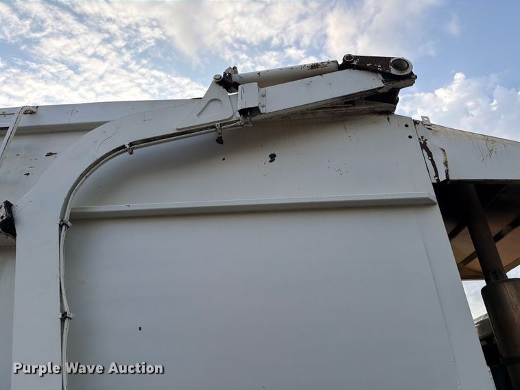 image for item ED5049 2005 Peterbilt 320 refuse truck