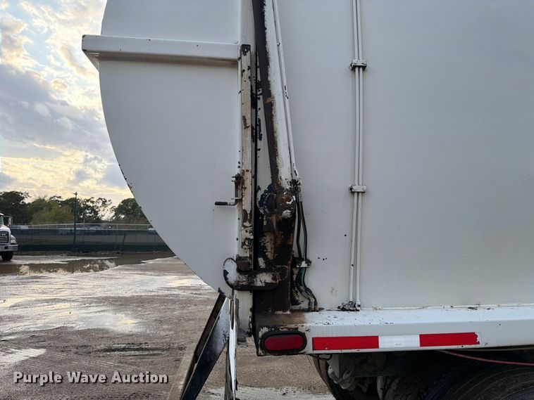 image for item ED5049 2005 Peterbilt 320 refuse truck