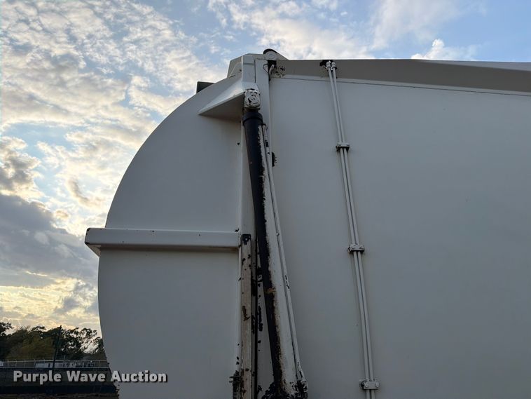 image for item ED5049 2005 Peterbilt 320 refuse truck