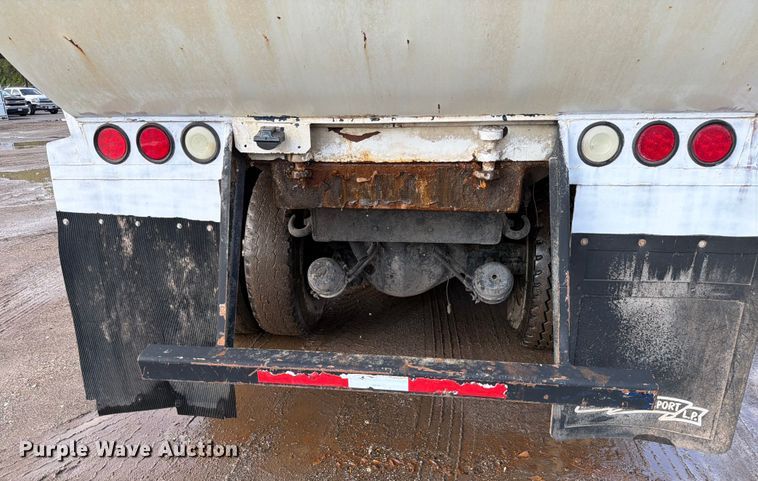 image for item ED5049 2005 Peterbilt 320 refuse truck