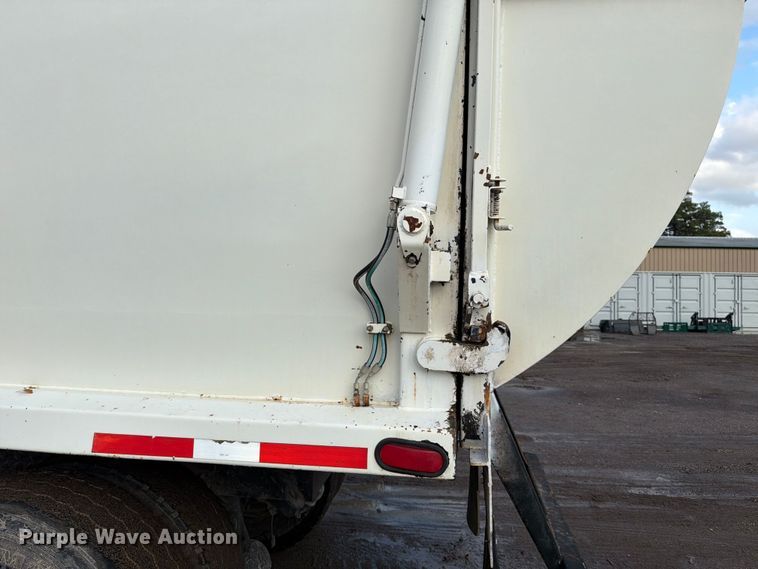 image for item ED5049 2005 Peterbilt 320 refuse truck