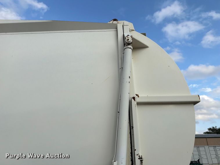 image for item ED5049 2005 Peterbilt 320 refuse truck