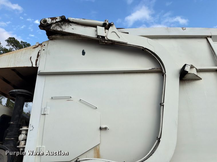 image for item ED5049 2005 Peterbilt 320 refuse truck