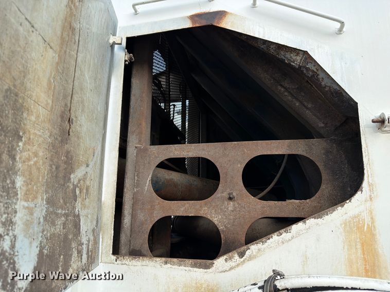 image for item ED5049 2005 Peterbilt 320 refuse truck