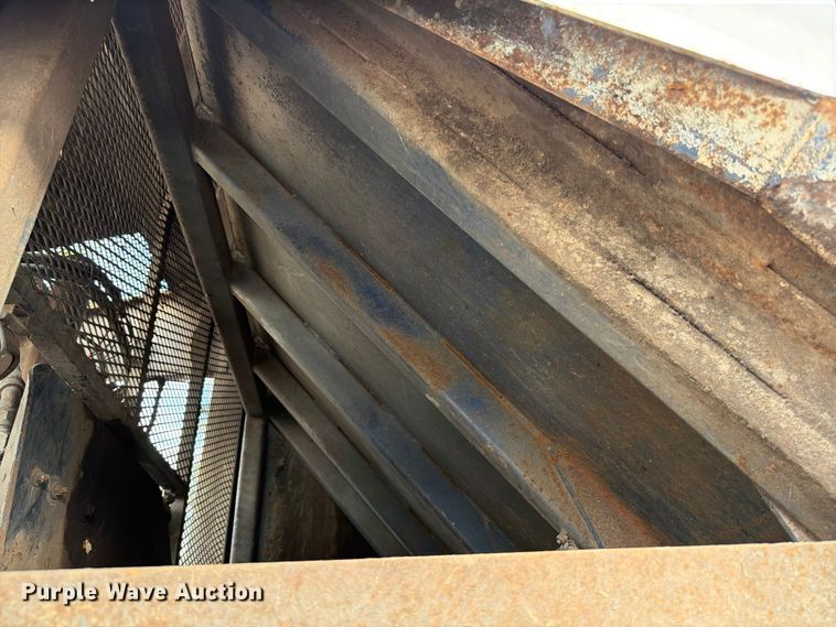 image for item ED5049 2005 Peterbilt 320 refuse truck