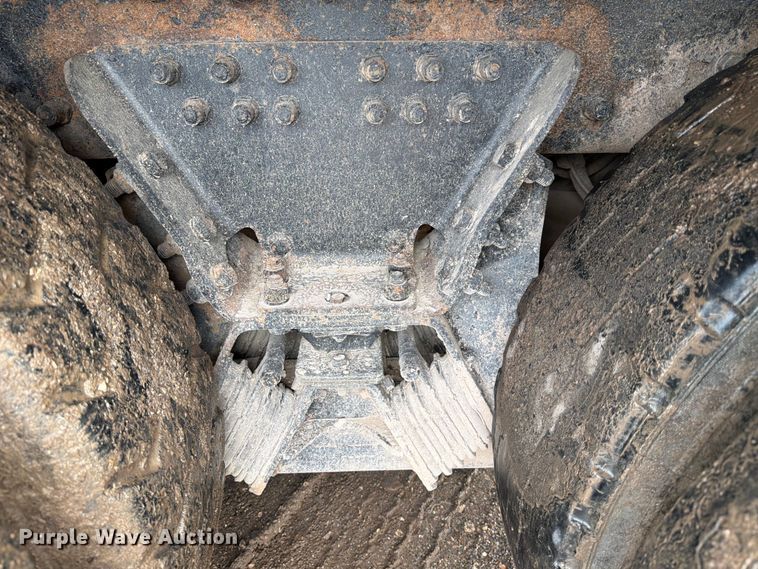 image for item ED5049 2005 Peterbilt 320 refuse truck