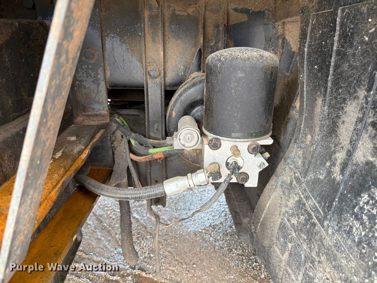 image for item ED5049 2005 Peterbilt 320 refuse truck