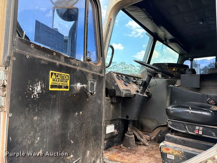 image for item ED5049 2005 Peterbilt 320 refuse truck