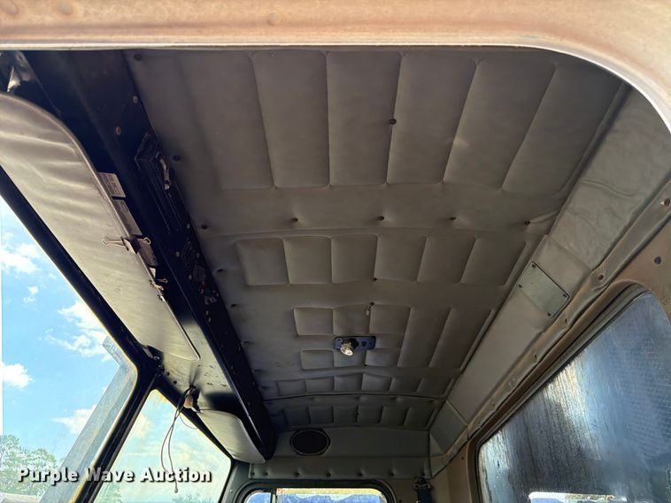 image for item ED5049 2005 Peterbilt 320 refuse truck