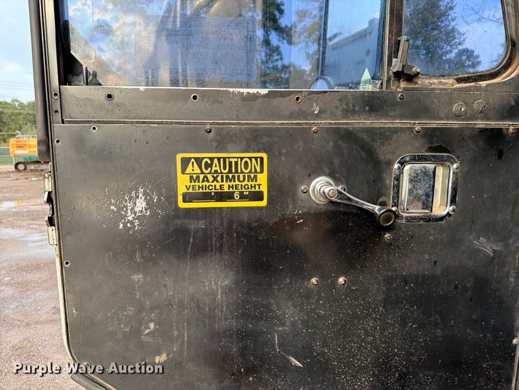 image for item ED5049 2005 Peterbilt 320 refuse truck