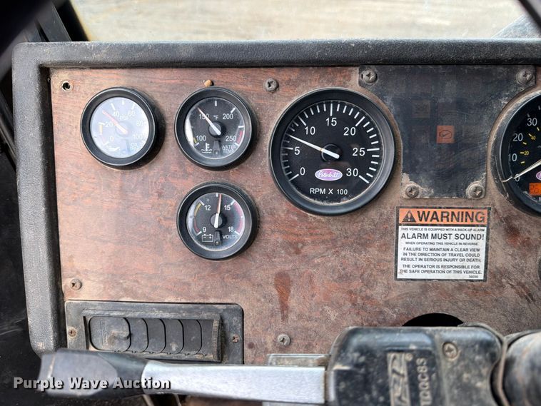 image for item ED5049 2005 Peterbilt 320 refuse truck