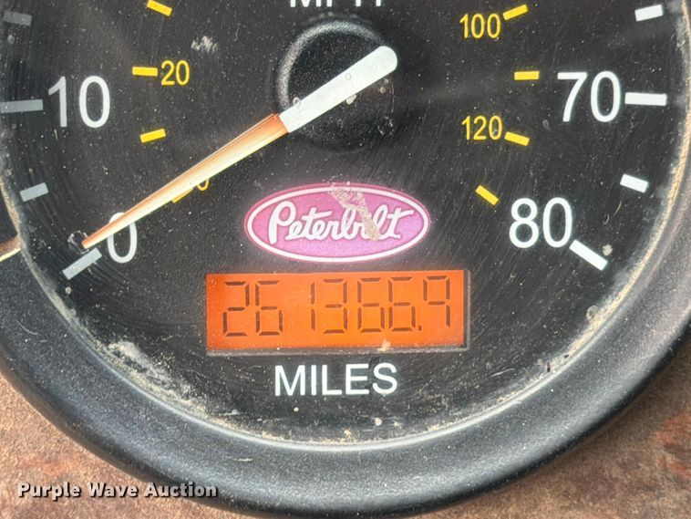 image for item ED5049 2005 Peterbilt 320 refuse truck