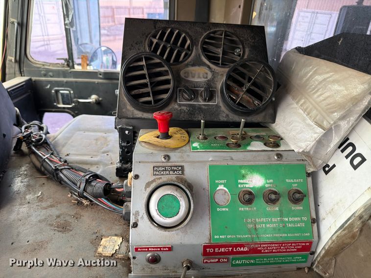 image for item ED5049 2005 Peterbilt 320 refuse truck