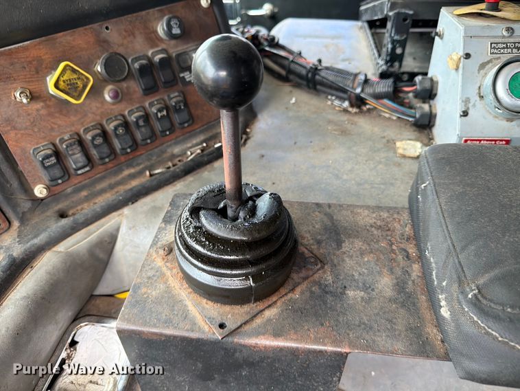 image for item ED5049 2005 Peterbilt 320 refuse truck