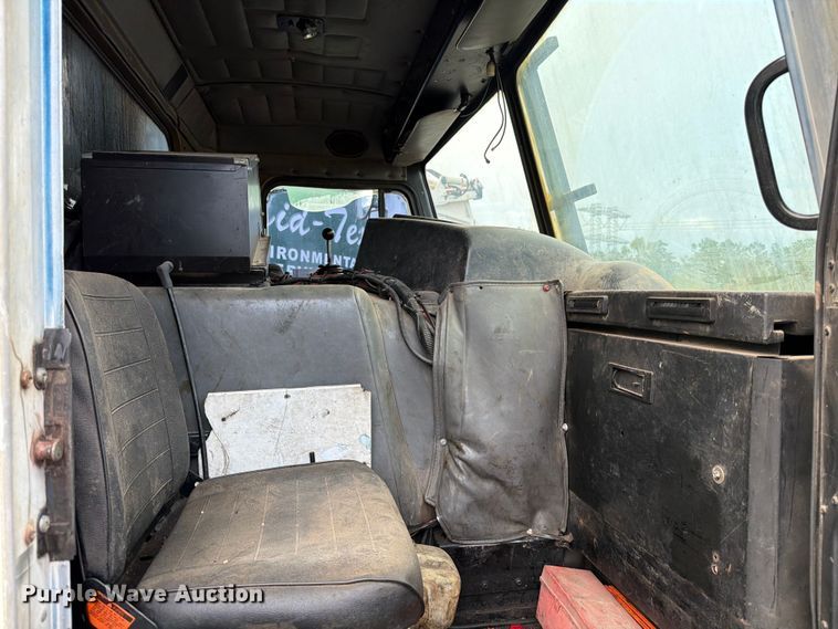 image for item ED5049 2005 Peterbilt 320 refuse truck