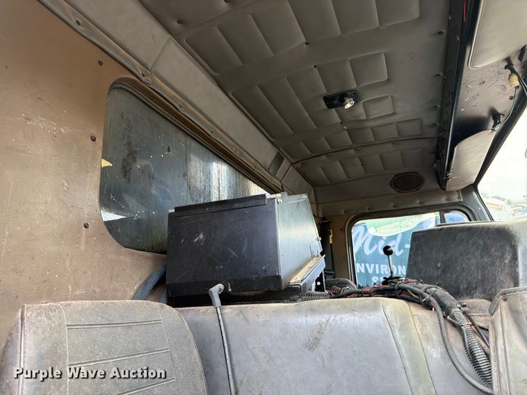 image for item ED5049 2005 Peterbilt 320 refuse truck