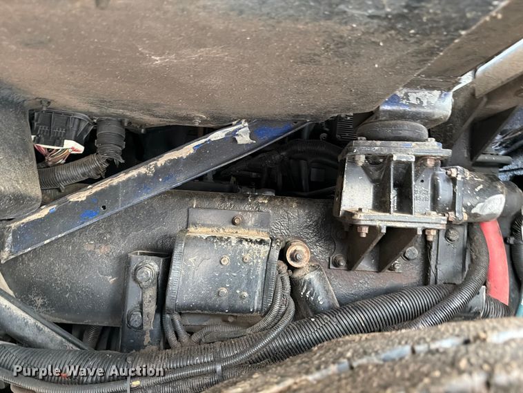 image for item ED5049 2005 Peterbilt 320 refuse truck