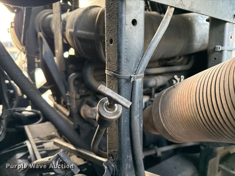 image for item ED5049 2005 Peterbilt 320 refuse truck