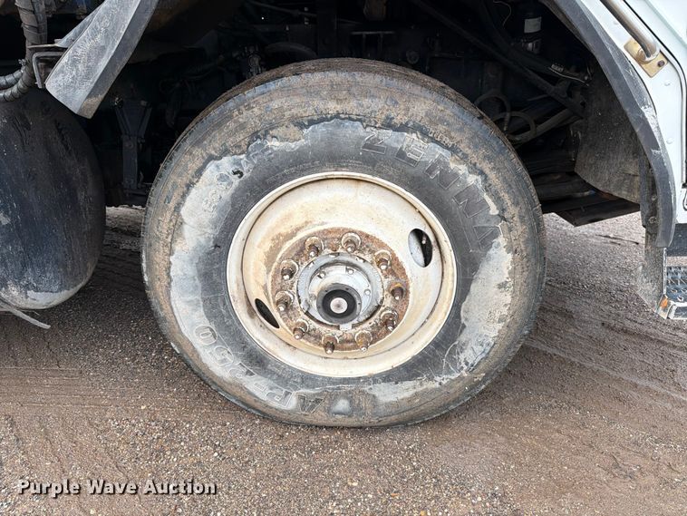 image for item ED5049 2005 Peterbilt 320 refuse truck