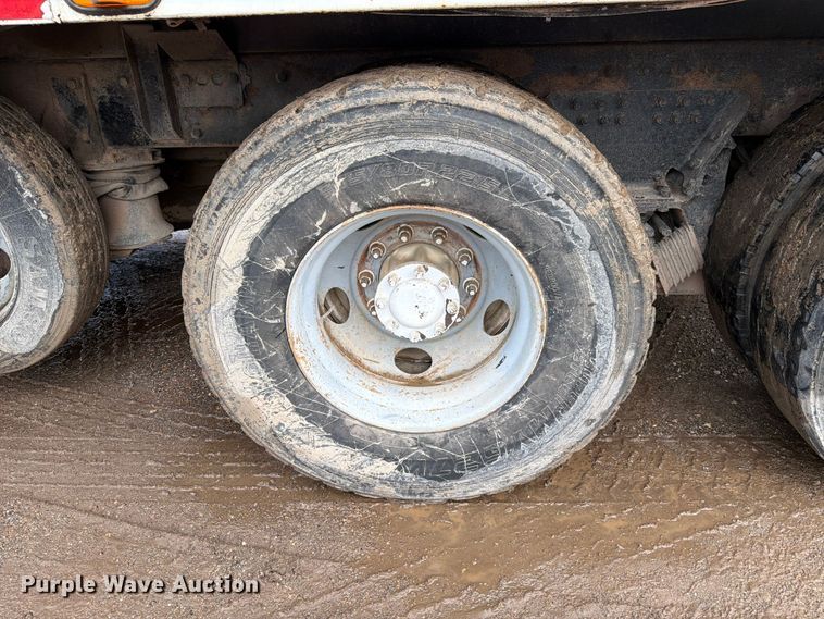 image for item ED5049 2005 Peterbilt 320 refuse truck