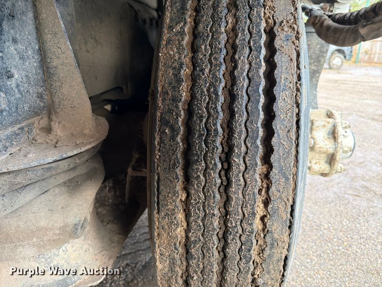 image for item ED5049 2005 Peterbilt 320 refuse truck