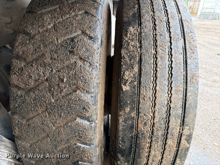 image for item ED5049 2005 Peterbilt 320 refuse truck