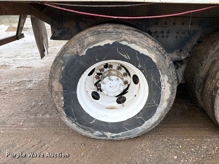 image for item ED5049 2005 Peterbilt 320 refuse truck