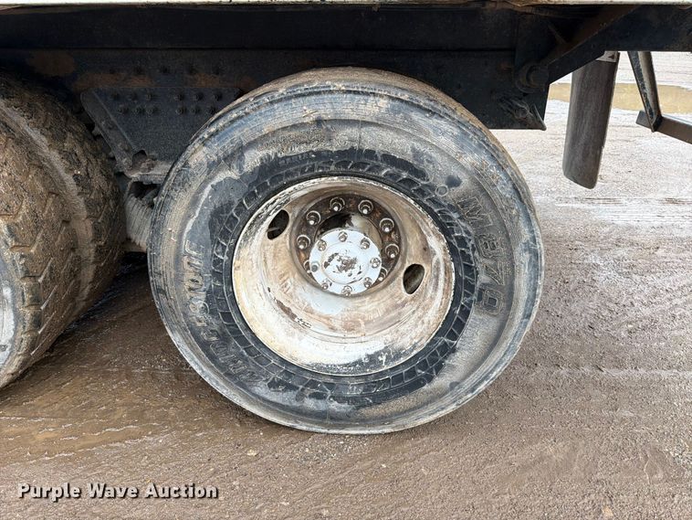 image for item ED5049 2005 Peterbilt 320 refuse truck