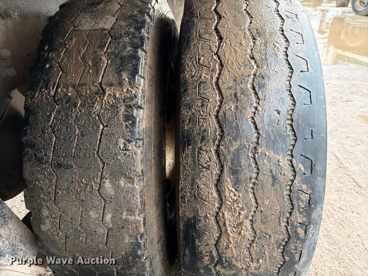 image for item ED5049 2005 Peterbilt 320 refuse truck