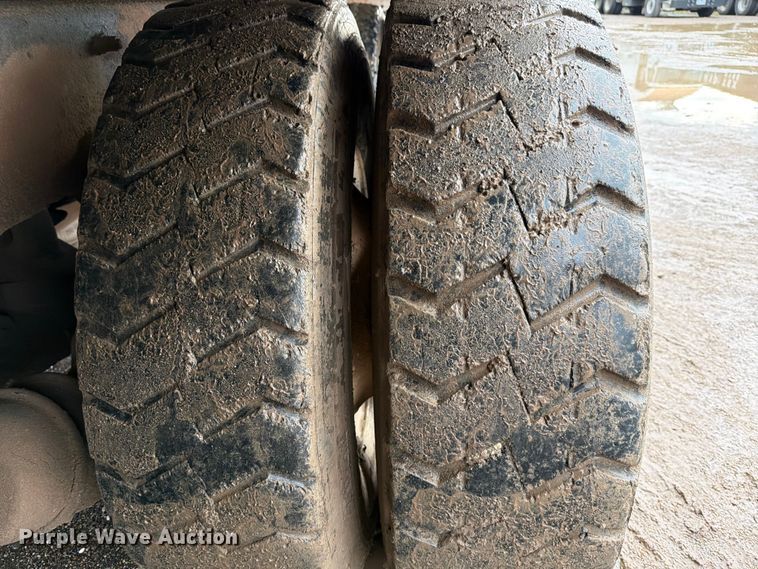 image for item ED5049 2005 Peterbilt 320 refuse truck