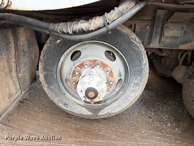 image for item ED5049 2005 Peterbilt 320 refuse truck