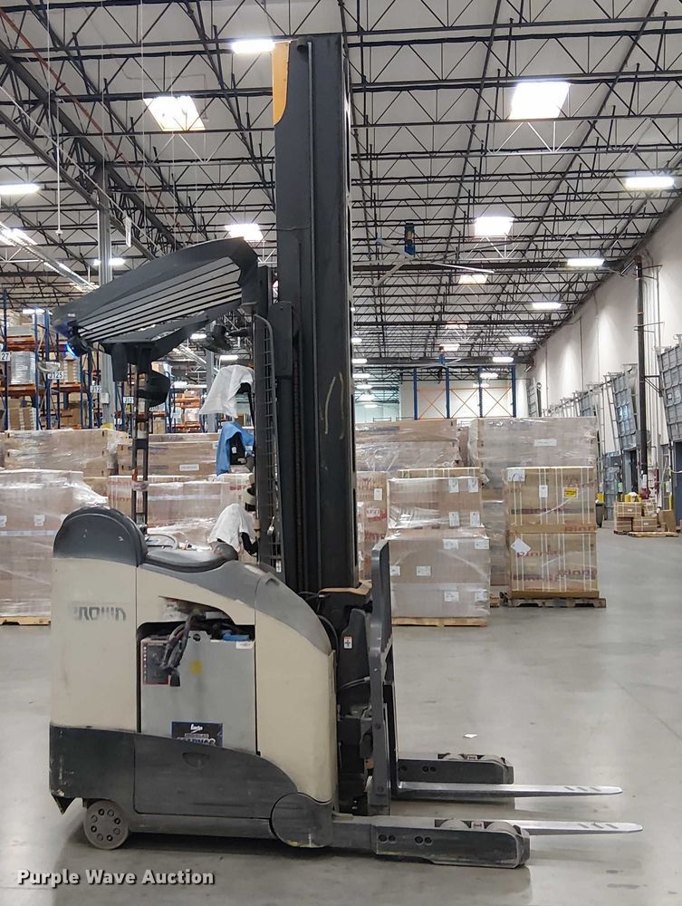 image for item EE5118 2017 Crown RM6095S-45 order picker