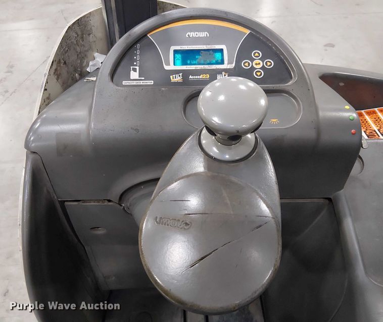 image for item EE5118 2017 Crown RM6095S-45 order picker