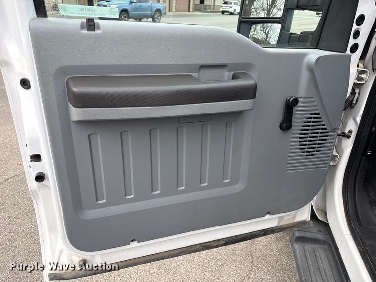 image for item EN0168 2016 Ford F550 truck cab and chassis