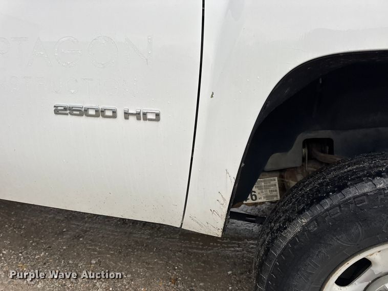 image for item EN0842 2013 Chevrolet Silverado 2500HD pickup truck