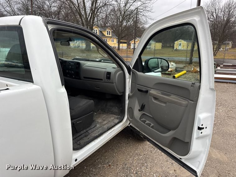 image for item EN0842 2013 Chevrolet Silverado 2500HD pickup truck