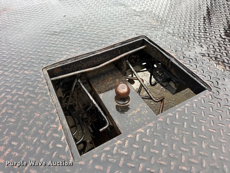 image for item EN0843 2015 Ford F350 Super Duty flatbed pickup truck