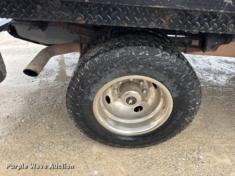 image for item EN0843 2015 Ford F350 Super Duty flatbed pickup truck