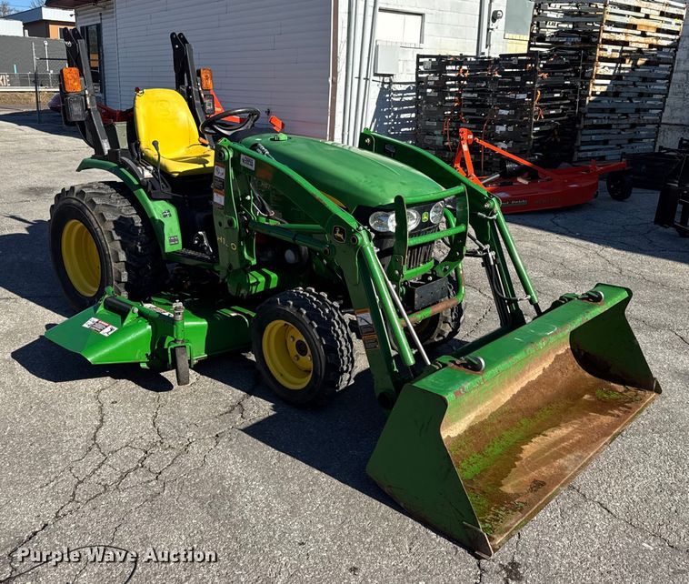 image for item EN0868 2015 John Deere 2032R MFWD tractor