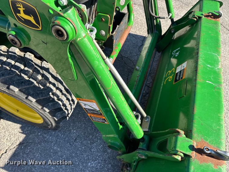 image for item EN0868 2015 John Deere 2032R MFWD tractor