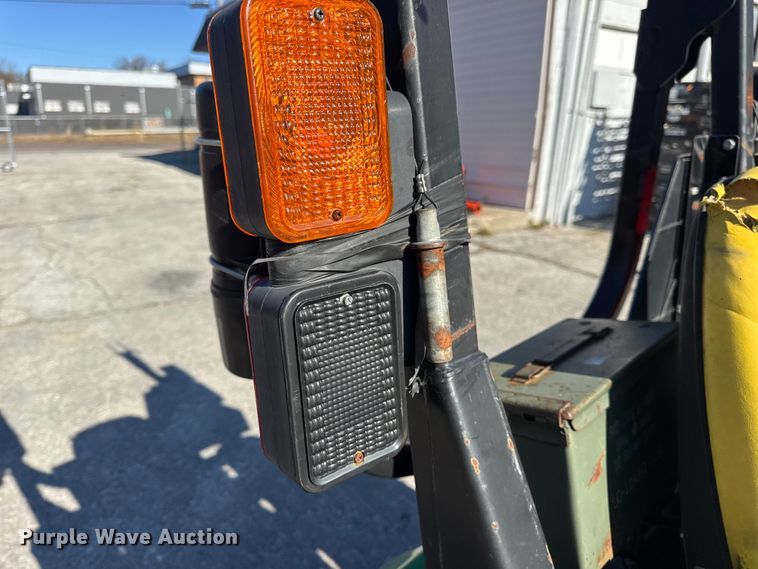 image for item EN0868 2015 John Deere 2032R MFWD tractor