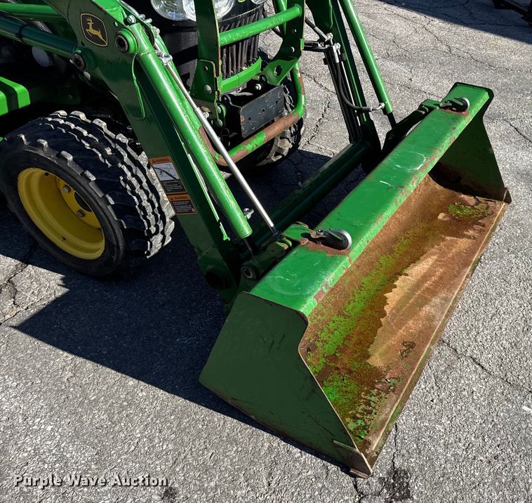 image for item EN0868 2015 John Deere 2032R MFWD tractor