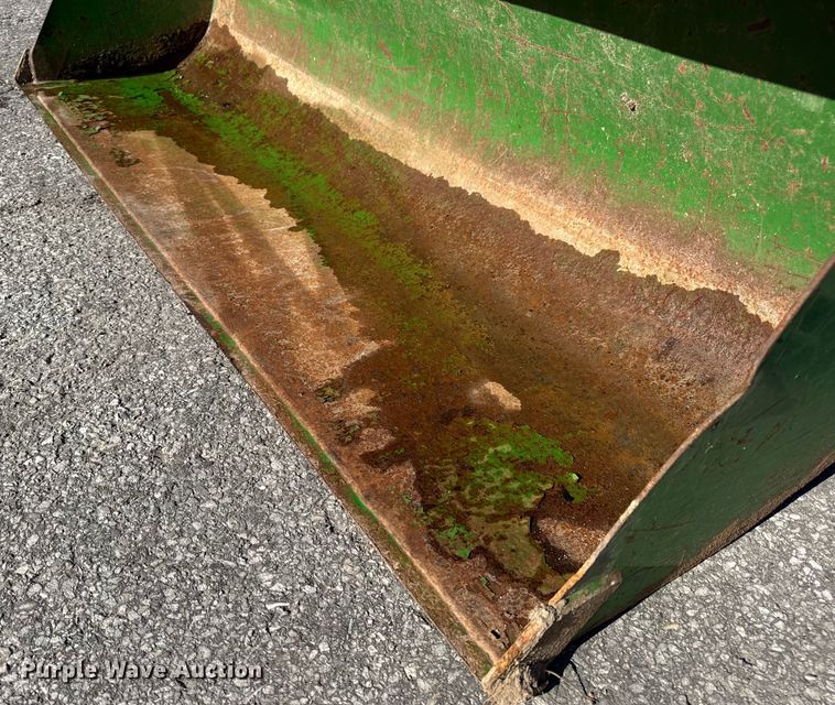 image for item EN0868 2015 John Deere 2032R MFWD tractor