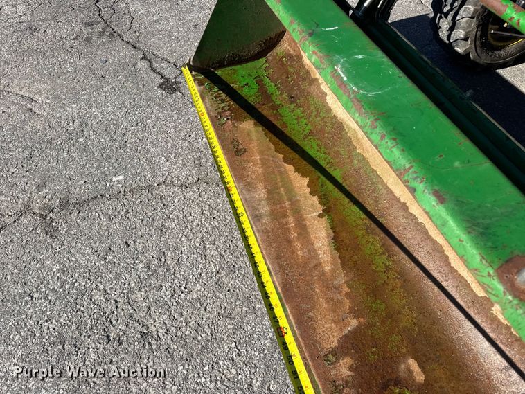 image for item EN0868 2015 John Deere 2032R MFWD tractor