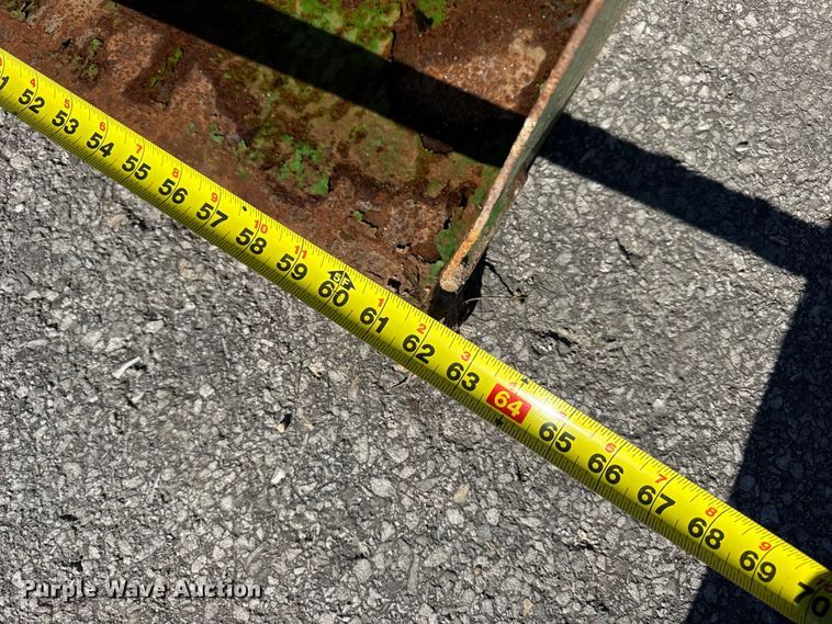 image for item EN0868 2015 John Deere 2032R MFWD tractor