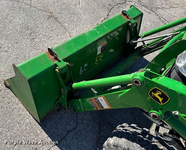 image for item EN0868 2015 John Deere 2032R MFWD tractor