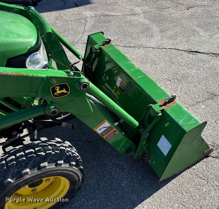 image for item EN0868 2015 John Deere 2032R MFWD tractor